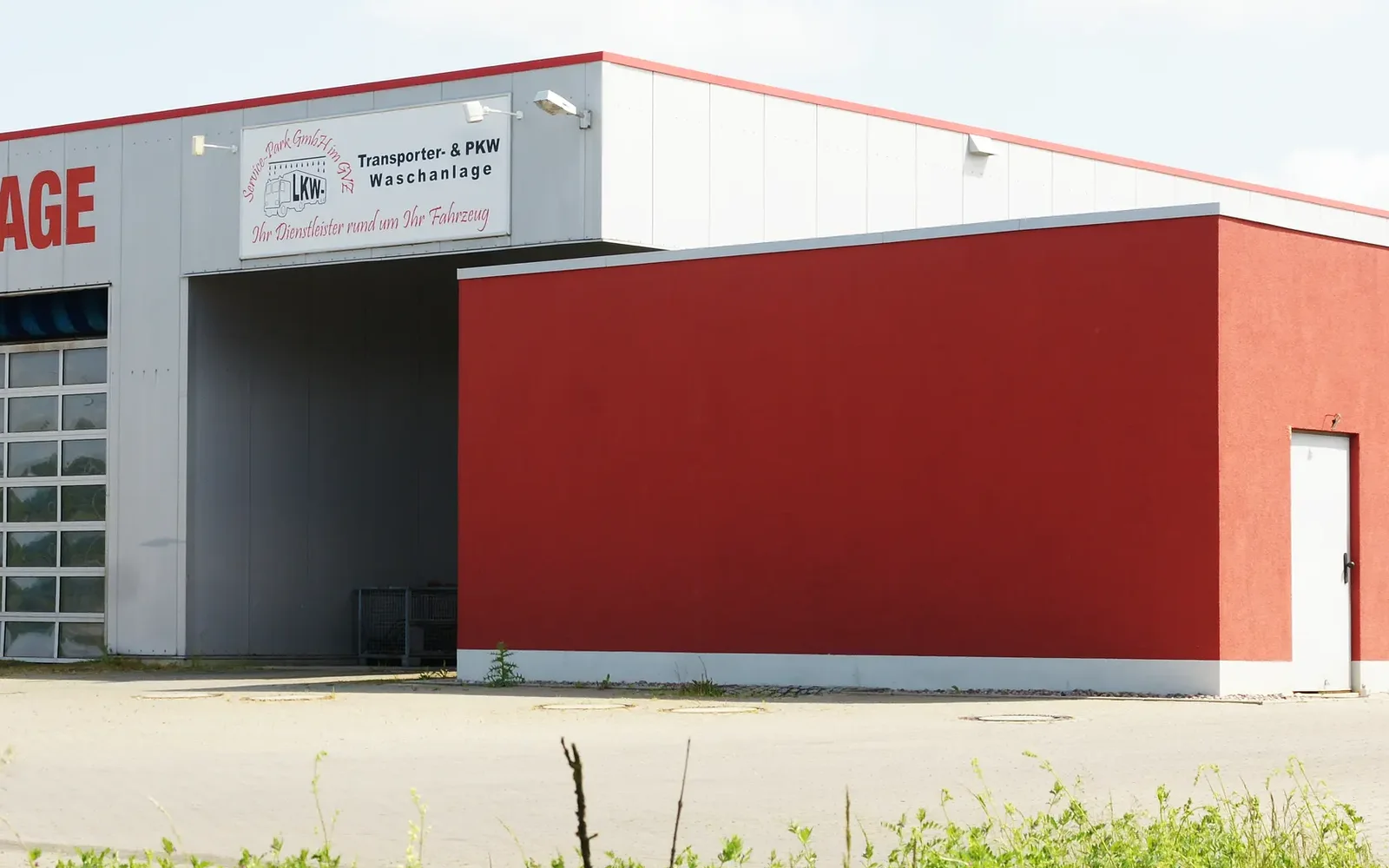 Einfahrt der Transporterhalle im Service-Park Erfurt mit dem Schild Transporter- und PKW-Waschanlage darüber